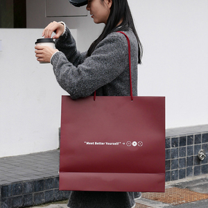 Sacs fourre-tout rouges en papier couché biodégradable écologiques pour vêtements, sacs cadeaux haut de gamme avec logo personnalisé pour une utilisation promotionnelle - Product Image 3