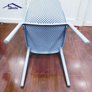 Chaise <span class=keywords><strong>de</strong></span> <span class=keywords><strong>salle</strong></span> à manger inclinable à dossier solide, design traditionnel empilable en plastique - Chaise stable pour hôtel commercial, intérieur/extérieur - Product Image 5