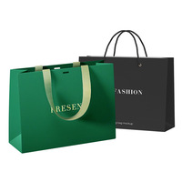 Sac à provisions en carton pour vêtement de luxe écologique Sacs recyclables imprimés de logo personnalisé pour les chaussettes de laminage de gaufrage d'épicerie
