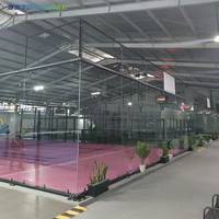 Usine professionnelle produisant directement des terrains de padel intérieurs avec gazon artificiel rose, terrain de padel panoramique extérieur pour salle de sport