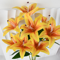 Arrangement de lys blanc rose réaliste 55cm fleurs artificielles à tige métallique pour la décoration de café d'Asie du Sud-Est Moyen-Orient