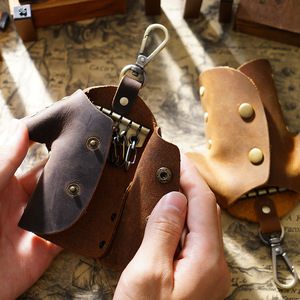 Porte-clés créatif en cuir Crazy Horse – Porte-clés en cuir de vachette véritable en forme de manteau 3D, gravure personnalisée disponible - Product Image 2