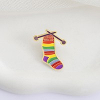 Arc-en-ciel chaussettes tricot Badge émail broches mode créative aiguilles à tricoter fil Art broches revers Badge bijoux cadeau pour les amis