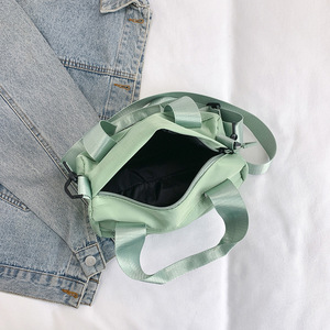 Bolso de mano multiusos para <span class=keywords><strong>mujer</strong></span>, bolso bandolera pequeño de un solo hombro, bolso de gimnasio informal de gran capacidad de nailon y poliéster con logotipo personalizado - Product Image 4