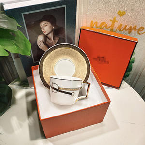 Vente flash : Ensemble tasse à café et soucoupe en céramique avec poignée dorée de luxe nordique et motif de boucle en cuir - Product Image 4