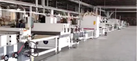 Machine de revêtement de feuilles pour peindre différents types de surfaces en bois avec une épaisseur constante et une finition de haute qualité