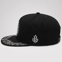 Gorra de Béisbol Personalizada de Alta Calidad, Estilo Gótico Urbano, con Visera Plana y Bordado Blanco en Relieve, OEM ODM