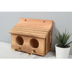 ขายส่งบ้านนกไม้แขวนบ้านนกด้านนอกพร้อมระเบียงสําหรับนกพิราบประแจนกฟินช์แขวนรังนกไม้ - Product Image 3