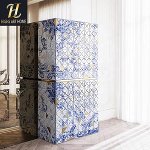 Servicio Rápido de Diseño 3D <span class=keywords><strong>Portugal</strong></span>: Aparador de Lujo con Pintura Artística Azul y Blanca, Madera Maciza Pixelada y Metal para Sala de Estar, Mueble para Vinos - Product Image 1