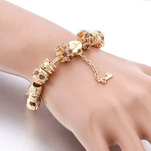 Bracciale con perline Color oro con ciondolo a forma di cuore in cristallo viola e bracciale con ciondolo a chiave - Product Image 3