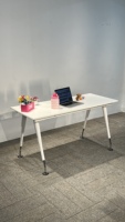 Bureau en acier chromé avec revêtement en poudre, durable, écologique, réglable, poste de travail industriel, finition métallique élégante pour le bureau