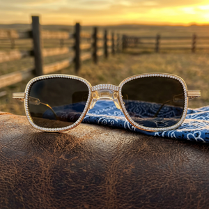 Lunettes de soleil rectangulaires luxueuses à monture dorée avec embellissements en cristal, protection UV400, unisexe, protection solaire pour adultes - Product Image 1