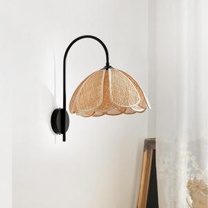 Wabi-sabi stijl handgemaakte rotan wandlamp met bloemenmotief, bamboe geweven wandverlichting - Product Image 5