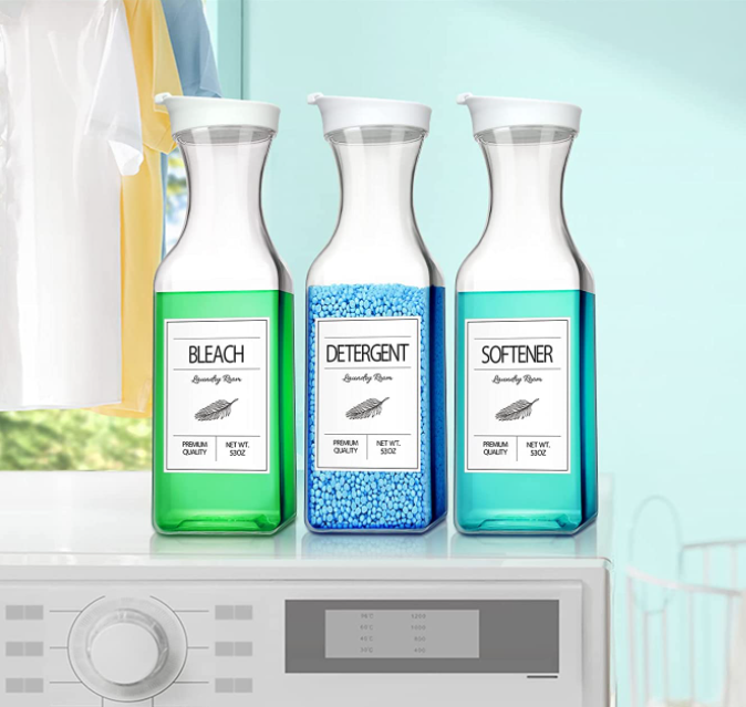 La blanchisserie en plastique claire perle la carafe