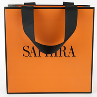 Ruban logo de luxe votre vente en gros sacs blancs pour les achats en papier personnalisé avec des vêtements de marque propre poignée impression sacs en papier