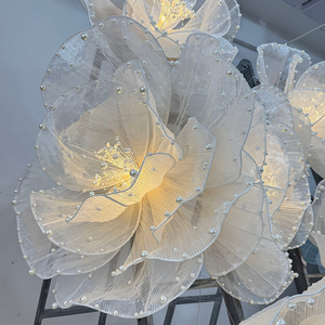 Nouvelle conception <span class=keywords><strong>de</strong></span> fleur géante en organza faite à la main et personnalisée avec lanterne pour la décoration <span class=keywords><strong>de</strong></span> mariage, fleur <span class=keywords><strong>de</strong></span> <span class=keywords><strong>fond</strong></span> - Product Image 3