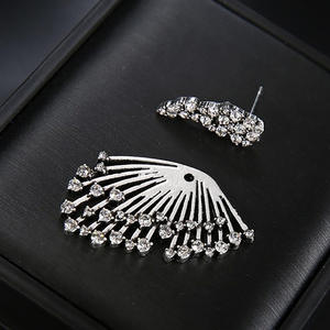 ต่างหูรูปดอกไม้ชุบทองคำขาวประดับคริสตัลไรน์สโตนสำหรับผู้หญิงเครื่องประดับงานปาร์ตี้สไตล์โบฮีเมียนสีเงินอัลลอยด์แฟชั่น - Product Image 4