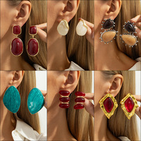 Boucles d'oreilles créoles plaquées or, forme géométrique irrégulière, style rétro français, avec pierres précieuses, accessoires de fête tendance et luxueux pour femme