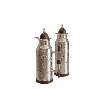 Thermos vintage en acier inoxydable avec motif floral et poignée en bois, isolé pour la cuisine et la table - Product Image 4