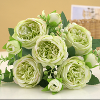 Bouquet de roses artificielles roses à têtes multiples, arrangement floral orné de feuilles, décoration d'intérieur