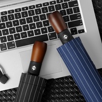 Vente en gros de parapluies classiques à manche en bois semi-automatiques à 10 côtes parasol étanche à trois volets pour hommes parapluies d'affaires de 105cm