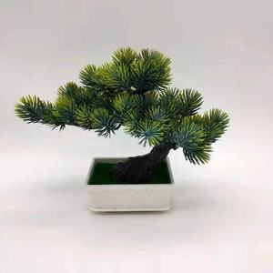 Planta artificial de plástico de tamaño pequeño, rama de pino de estilo tradicional japonés en maceta, aguja de imitación, bonsái de pino - Product Image 1