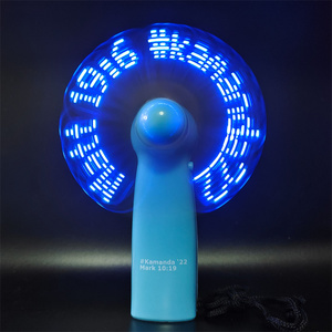 Huwelijksgeschenken Voor Gasten Speciale Bruiloft Souvenirs Weergave Bruidegom En Bruid Namen Led Opvouwbare Fan - Product Image 1