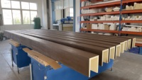 Poutres en polyuréthane PVC imitation bois, en promotion, pour l'extérieur et l'intérieur des bâtiments modernes, hôtels, ateliers, villas - Durables et écologiques