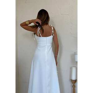 Elegante Vestido de Noche Blanco de Satén con Corte en A, Espalda Descubierta, Cintura Natural, Detalle de Abertura y Tela Transpirable - Product Image 1