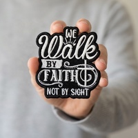 Patch brodé personnalisé en forme de cœur irrégulier avec citation inspirante et motif graphique, éco-responsable, à coudre ou thermocollant pour vestes et chapeaux