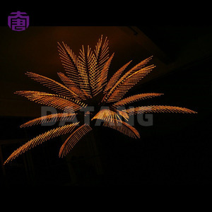 Lumière LED en forme de cocotier avec branches lumineuses style palmier pour la décoration de rues, places publiques, centres commerciaux et festivals - En vente - Product Image 3