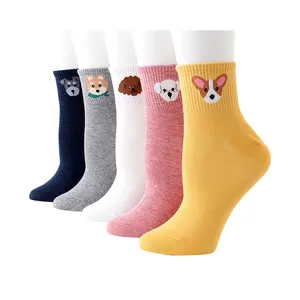 Vente en gros de chaussettes OEM colorées à la mode pour femmes chaussettes tricotées à rayures personnalisées antidérapantes