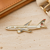 Épinglette en émail dur en forme d'avion Etihad, modèle d'avion réaliste, badge métallique pour les passionnés d'aviation, souvenir