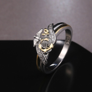 Anello Bicolore con Totem di Uccello Micro-Incrustato, Gioiello Creativo e Trendy da Donna per Uso Quotidiano - Product Image 3