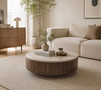 Table basse ronde en travertin clair avec placage en bois foncé, style minimaliste pour salon