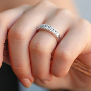 Anillo de Diamantes F1611 en Oro Blanco para Mujer, Corte Brillante Redondo, Color G Natural, con Piedras Laterales - Product Image 4