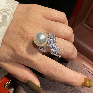 Anillo de Cóctel T0725 con Corona, Anillo de Moda para Mujer con Perla Redonda y Piedra Natural con Engaste Pavé, Anillos de Boda - Product Image 5
