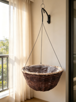 Panier suspendu rond en osier brun foncé, bord en corde beige, doublure en plastique, 3 crochets métalliques, pot de fleurs de jardin