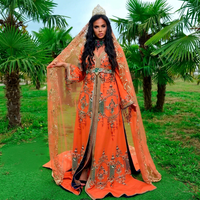 Magnifique caftan de mariage traditionnel brodé orange sur or, longueur ras du sol, coupe droite pour femme, en crêpe banane, style ethnique