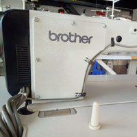 Machine à coudre industrielle Brother 7000DD d'occasion avec une puissance de 550W et une épaisseur de 13mm, prix bas pour les usines de vêtements