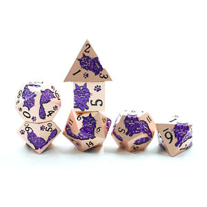 Vente en gros de dés en métal personnalisés de haute qualité avec chat violet, jeu de dés en alliage de zinc couleur cuivre avec chiffres noirs pour le jeu du MDN - Product Image 3