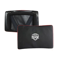 Cible de frappe double pour la boxe avec sangles croisées et coutures à rivets, noir et rouge, pour l'entraînement en salle de sport et les arts martiaux