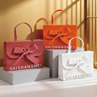 Sac d'emballage élégant en papier d'art C1S rose artisanal avec logo personnalisé, style enveloppe avec ruban, pour boutique de cosmétiques