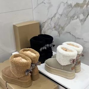 Bottes de neige unisexes de créateur, à semelle épaisse, confortables et chaudes, mi-mollet, de luxe, antidérapantes, en daim avec bords pliés, pour l'extérieur - Product Image 1