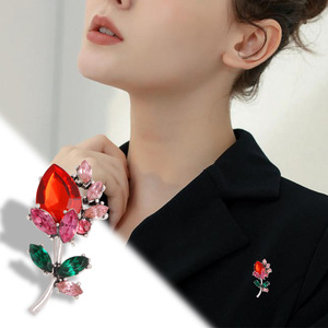 Broche de moda con forma de rosa y cristales rojos, rosas y verdes para decoración de ropa - Product Image 2
