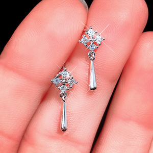 Orecchini pendenti a forma di diamante con nappe per donna, mini gioielli geometrici con pietre scintillanti - Product Image 3