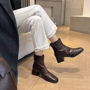 Botines de Mujer de Piel de Oveja con Tacón Grueso Cuadrado, Punta en Pico, Cierre Metálico y Suela de Goma, Estilo Retro Clásico y Moderno - Product Image 4