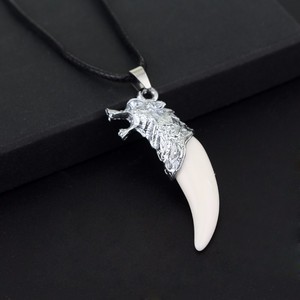 Collier avec cordon <span class=keywords><strong>en</strong></span> cuir - Bijou tendance <span class=keywords><strong>en</strong></span> résine avec pendentif tête de loup <span class=keywords><strong>en</strong></span> alliage - Collier pour homme avec motif dents de loup - Product Image 2