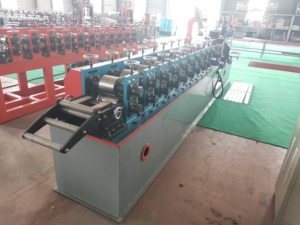 <span class=keywords><strong>Machine</strong></span> à fabriquer des profilés de charpente de toit en métal avec moteur et engrenage en acier coloré - Product Image 3