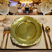 Assiettes de charge victoriennes à bord gaufré feuille baroque antique de 13 pouces plats en plastique en matériau PP pour la décoration de table de mariage
